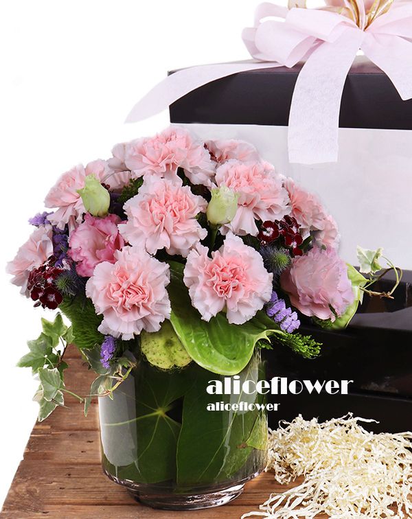 Bouquet in Vase,Pink Queen