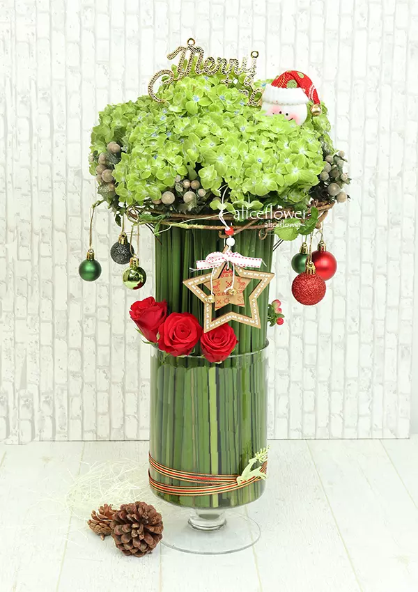 Christmas Gift-Full of blessings. This Christmas candle Arrangment is perfect gift for any of the treasured friends, family and coworkers on your list-Alice Florist Taipei