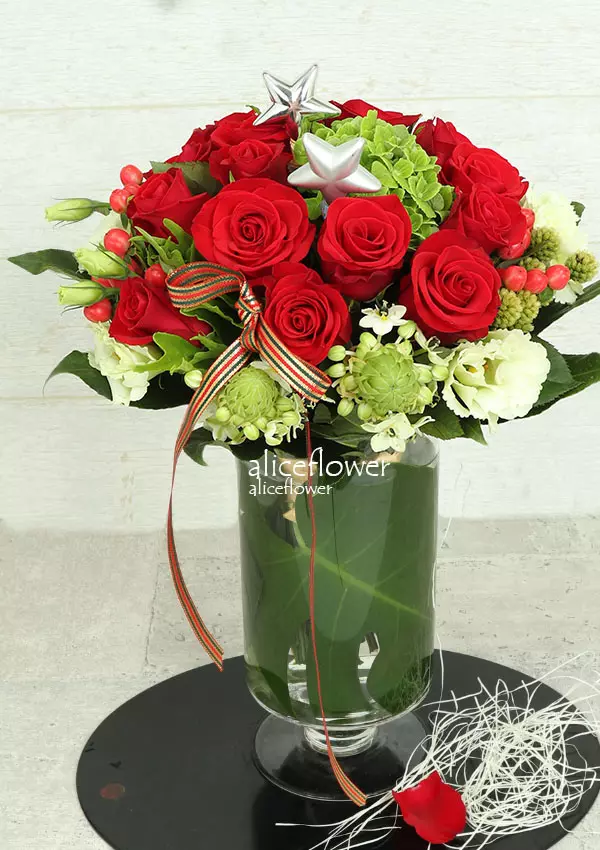 @[Rose Bouquet in vase],Unique Chic