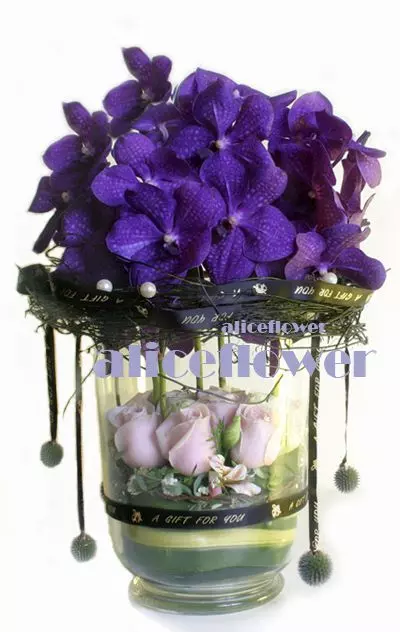 @[Bouquet in Vase],Love Pea