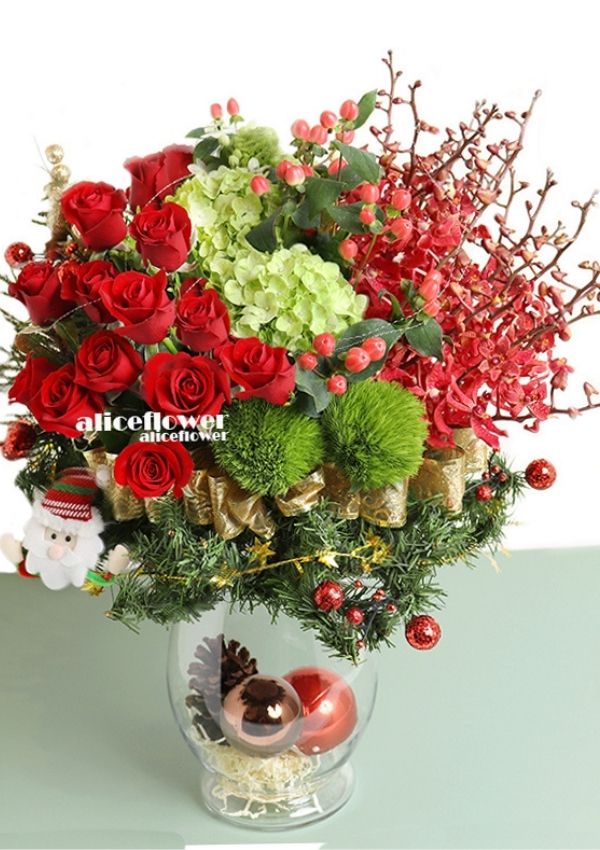 Rose Bouquet in vase,Christmas good memories