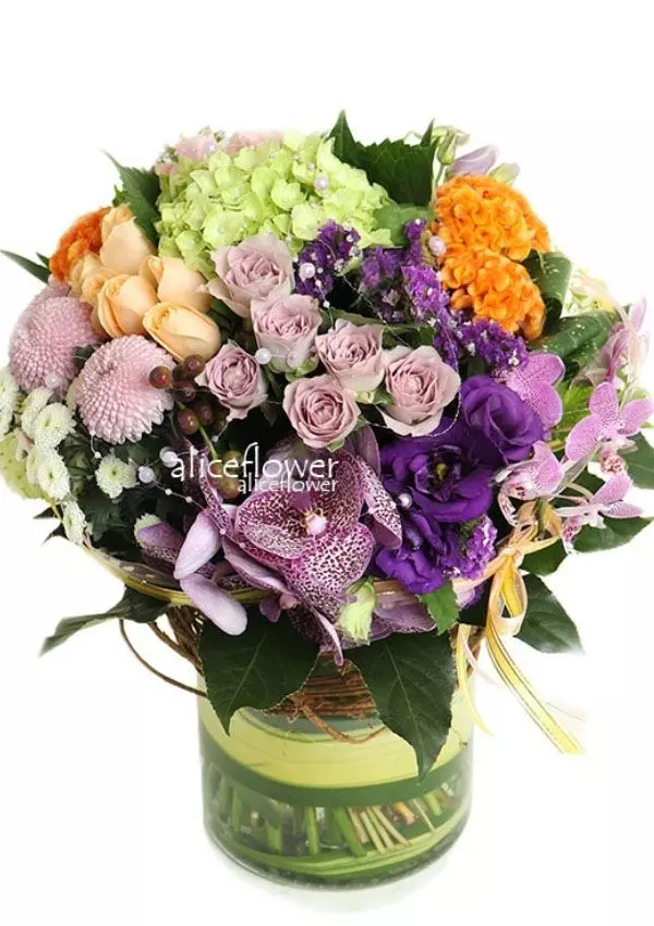 @[Rose Bouquet in vase],Seasonal Flower Clusters