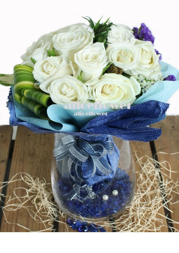 Bouquet in Vase,Endless Blue Fashion White Roses