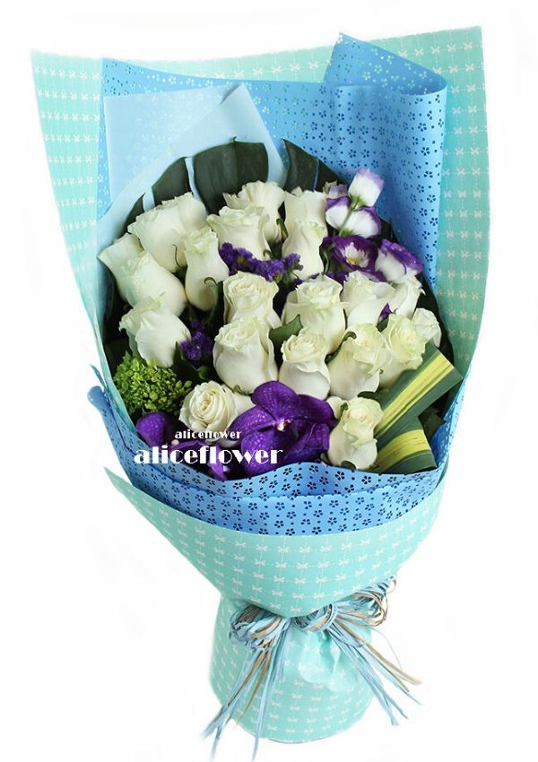 White Valentine Bouquet,Blue Star White Roses